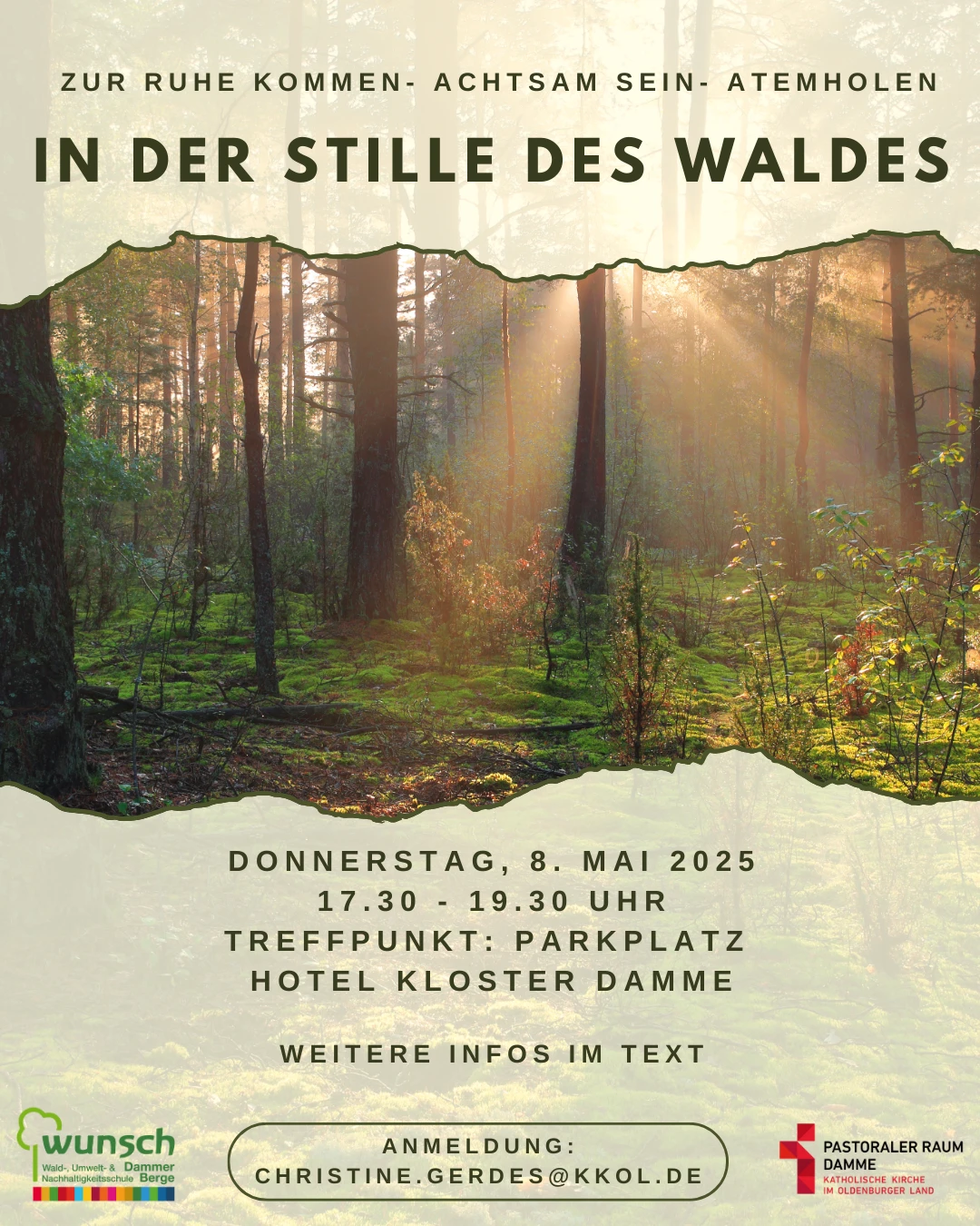 Einladung zu einer Veranstaltung namens 'In der Stille des Waldes' am Donnerstag, den 8. Mai 2025, von 17:30 bis 19:30 Uhr. Treffpunkt ist der Parkplatz des Hotel Kloster Damme. Die Veranstaltung wird von der Pastoralen Raum Damme und Wunsch organisiert. Anmeldung unter christine.gerdes@kkol.de. Das Bild zeigt eine friedliche Waldszene mit hohen Bäumen und Sonnenlicht, das durch die Blätter fällt.